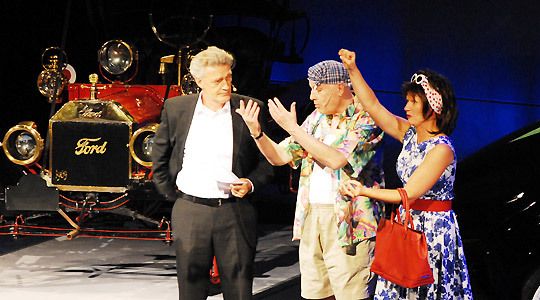 Begleitung nach Rimini: Moderator Dieter Moor (li.) fragt die Künstler der Kabarett-Gruppe „Springmaus“ nach ihren Italieneindrücken. (Archiv: Vogel Business Media)