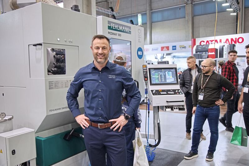 Adrian Tobler (Verkaufsleiter Schweiz, Fehlmann AG Maschinenfabrik): «Wir sind richtig positiv überrascht, wie viele Besucher gekommen sind und wie gut die Stimmung bei den Besuchern ist. Das Interesse an neuen Fertigungstechnologien ist ganz sicher vorhanden. Mit unserer neuen 5-Achs-Maschine ‹Picomax 550› bieten wir 5-Achs-Simultan-​Technologie an, die im Markt ausgezeichnet nachgefragt wird, wie die Gespräche mit Interessierten an der Innoteq gezeigt haben. Auch die neue ‹Picomax 550› verfügt über eine hervorragende Zugänglichkeit, wie die bisherigen Versa-​Modelle auch. Die Nachfrage nach Automationslösungen ist sehr gross, aber bei Prototypen und Vorrichtungsbau sind auch nach wie vor Stand-alone-​Lösungen gefragt.» (Bild: Matthias Böhm)