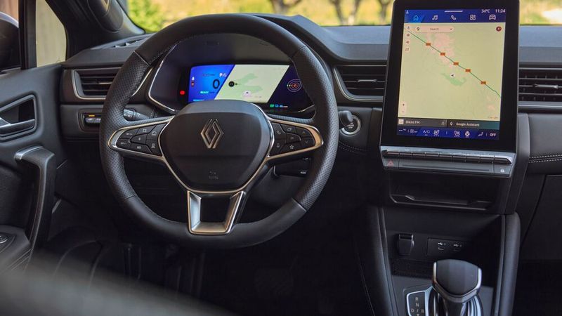  Da auf dem großen Touchscreen Google als Basisbetriebssystem läuft, geht die Bedienung intuitiv von der Hand. (Bild: Renault)