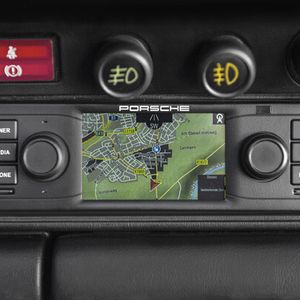 Modernste Technik für klassische Sportwagen: das neue Navigationsradio von Porsche Classic