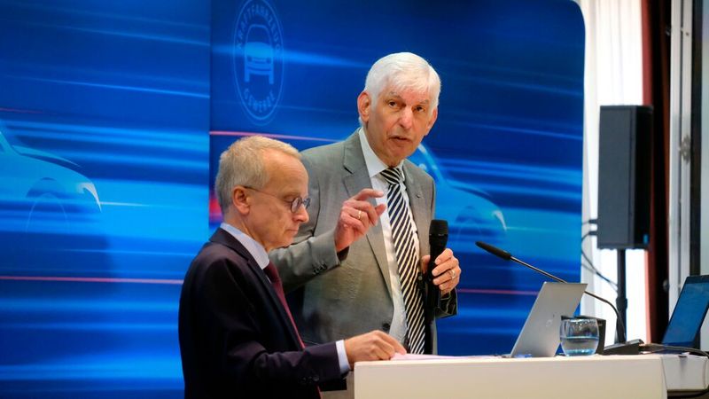 ZDK-Kämmerer Matthias Kenter (links) und Michael Kraft, ZDK-Schatzmeister, legten den Finanzbericht vor.  (Bild: Holger Zietz)