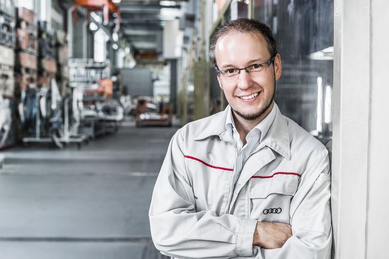 „Dank des Retrofits sind unsere Anlagen wieder auf dem aktuellen Stand der Technik. Jetzt ist auch die die für uns so wichtige Reproduzierbarkeit wieder gewährleistet,“ freut sich Rafael Dreier, Projektleiter Pressenretrofit und Ingenieur im Kompetenzcenters Anlagen- und Umformtechnik (KCU) bei Audi. (Audi)
