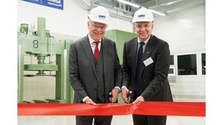 Stephan Weil, Ministerpräsident von Niedersachsen (links), und Dirk Bremm, Leiter des Unternehmensbereichs Coatings der BASF, weihen die Erweiterung des Chemetall-Standortes in Langelsheim ein. (BASF)
