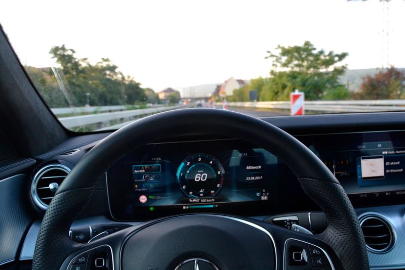 Auf der Bundesstraße mit Baustelle werden viele Assistenzsysteme gleichzeitig auf die Probe gestellt. Hier sind normal 100 km/h erlaubt, das Auto fährt jetzt aber automatisierte 60 km/h. (Bild: Michel / »kfz-betrieb«)