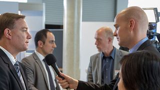 Thomas Chambers, Geschäftsführer Continental Automotive (Thailand) Co., Ltd., (l.) im Interview mit »Automobil Industrie«-Reporter Jens Meiners auf der IZB 2014. (Foto: Wolfsburg AG)