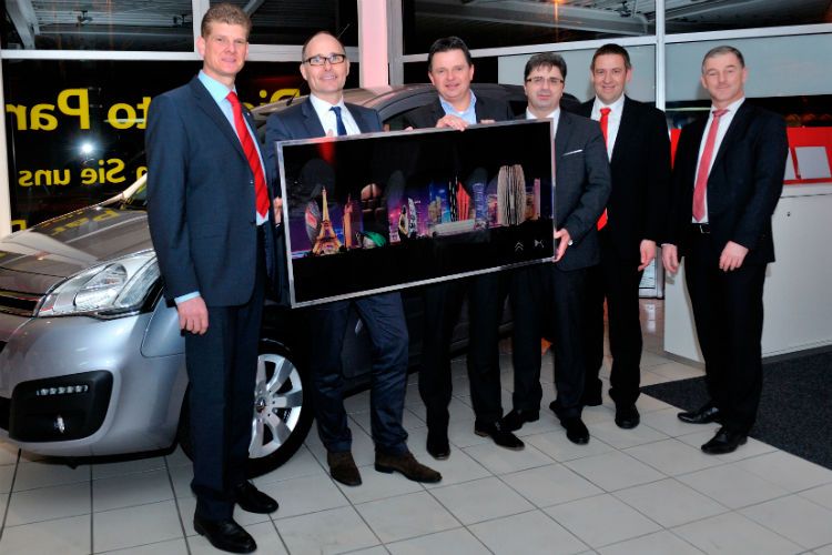 Doppel-Winkel: (v.li.) Ralf Oktay (Distrikt Manger Vertrieb Citroën Deutschland), Gunnar Gräwe (Direktor Netzentwicklung Peugeot Citroën Deutschland), Peter Gerards (Geschäftsführer Ruhrdeichgruppe), Walter Stängel (Regionalleiter RD Mitte Citroën Deutschland), Michael Seipelt (Vertriebsleitung Ruhrdeichgruppe) und Kai Pries (Leiter Vertrieb Citroën Deutschland GmbH). (Foto: PSA)