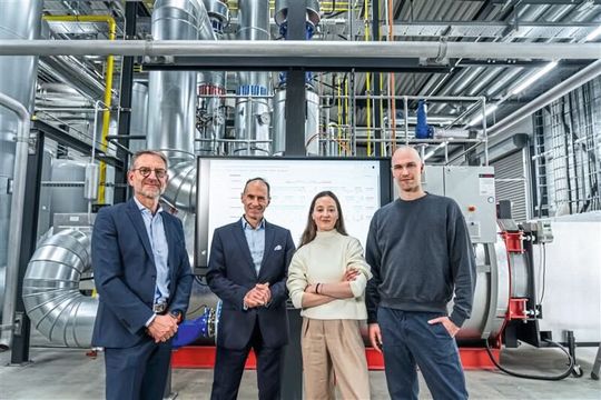 Das Bild zeigt KSB-CTO Dr. Stephan Bross, KSB-CEO Dr. Stephan Timmermann, ai-omatic-CEO Lena Weirauch und ai-omatic-CTO Björn Schulz (v.l.). (Bild:  KSB SE & Co. KGaA)