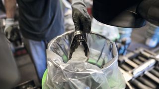 In einem chemischen Recyclingverfahren wird Ammoniumparawolfrat aus recycelten Werkstoffen zurückgewonnen. (Bild: Walter)