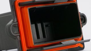 Der Flüssigsiliconkautschuk Elastosil LR 3072/50 eignet sich besonders gut als Dichtungskomponente von Zwei-Komponenten-Formteilen. (Steffen Wirtgen / Wacker Chemie)