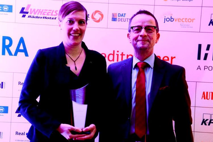 Nina Volz, Referentin für Ausbildung und Personalentwicklung, nahm für die Emil-Frey-Gruppe Deutschland den Preis in der Kategorie „Automobilhändler“ entgegen. (Foto: IFA)