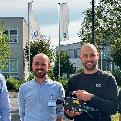 Dem SKZ in Würzburg wurde nun ein Kameratomografiesystem von Tenta Vision übergeben, das vor allem Composites berührunglos auf ihre Qualität hin prüfen kann. Von links: Petry und Rune Monzel von Tenta Vision, Luis Wachter (mit dem System) und Christian Kolb, vom SKZ. (Bild: SKZ)