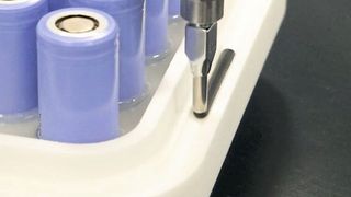 Die speziellen, auf dem Endloskolben-Prinzip basierenden 1-K-Dispenser der RD-Baureihe von Viscotec sind laut Hersteller in der Lage, das thixotrope Einkomponenten-Silikon Loctite SI 5970 präzise und prozesssicher zu dosieren und zu applizieren. (Viscotec)