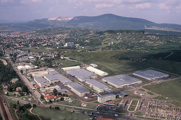 Erster Schritt ins Ausland: Das erste ausländische Zweigwerk, Vác in Ungarn, wird gegründet. (Bild: Zollner)