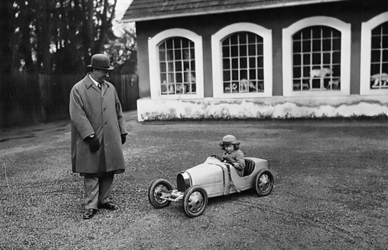 Zum fünften Geburtstag seines Sohnes Roland konzipiert Ettore Bugatti eine 1:2-Miniaturversion des Type 35, den Type 52. Dieses „Bébé Bugatti“ genannte Fahrzeug wurde von einem Elektromotor und einem 12-Volt-Akku angetrieben und fuhr bis zu 20 km/h schnell.  Insgesamt produziert Ettore Bugatti zwischen 1927 und 1930 ein paar hundert Fahrzeuge davon. The Little Car Company belebte vor kurzem den Bébé Bugatti wieder. (Bugatti)