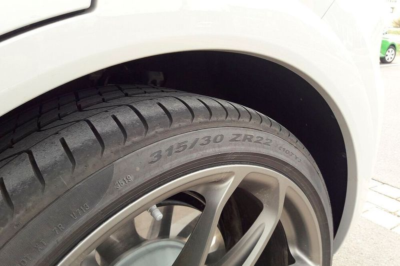 Ebenfalls mächtig (teuer) sind die 22-Zoll-Räder mit Mischbereifung, mit denen der Testwagen ausgestattet war. (Rosenow/»kfz-betrieb«)