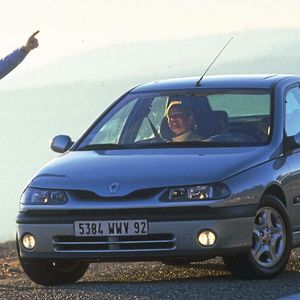 Den ersten Laguna brachte Renault 1994 auf den Markt. Er löste den seit Frühjahr 1986 gebauten Renault 21 ab. Zunächst war er nur als Fließhecklimousine verfügbar. Im September 1995 folgte eine Kombiversion, die hierzulande als „Grandtour“ verkauft wurde. Erhältlich war der Laguna in drei Vierzylinder-Benziner-, sowie zwei -Dieselvarianten. Außerdem gab es einen 3.0-V6-Benzinmotor. Als Vierventiler leistete er 190 PS (140 kW). Im April 1998 spendierte Renault dem  Laguna ein Facelift (genannt „Phase II“).(Bild:  Hersteller)