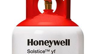 Wird mittlerweile in immer größeren Mengen produziert: das Kältemittel R1234yf. (Foto: Honeywell)