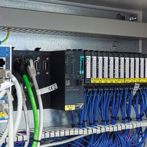 Das kompakte Steuerungs- und I/O-System SLIO von Yaskawa erfüllt hohe Anforderungen in Bezug auf Interoperabilität.(Bild:  Independent light gmbh)