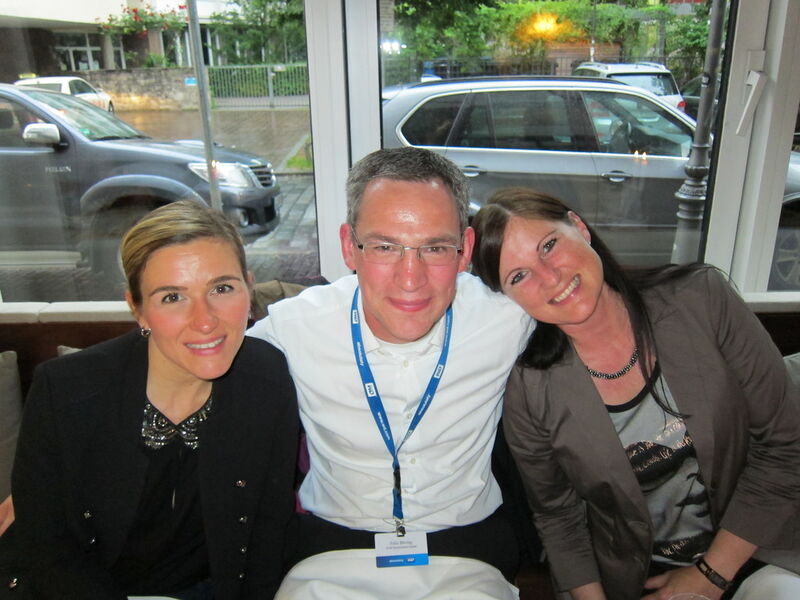 (v.l.) Angelina Boi (WD) mit Felix  Böving und Manuela Lazar (beide Also). (Besa Agaj)