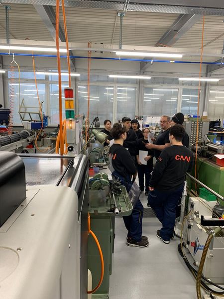 Les apprentis dans l'atelier du CAAJ. (Source : CAAJ Moutier)