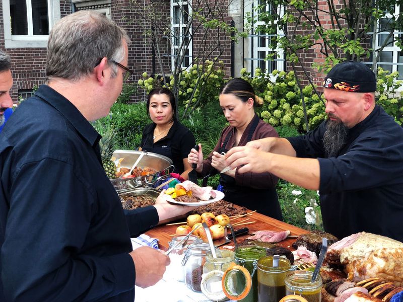 Die G-Data-Mannschaft legte beim anschließenden BBQ allen Gästen eine ordentliche Portion auf den Teller: (v. l.) Keo Kusber, Mai Duong Thanh und Markus Vogel  (G Data)