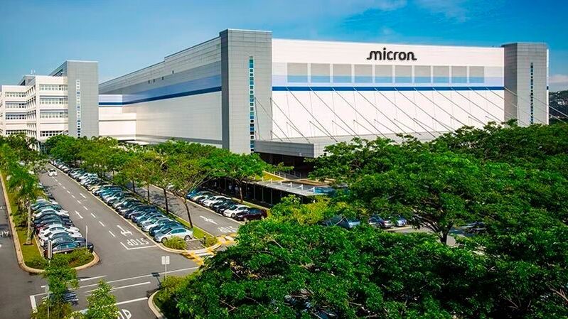 Aufnahme von Microns "Site 3" in Singapur, an dem NAND-Flash-Speicher gefertigt werden. Der Speicherhersteller plant, weitere 24 Milliarden US-Dollar in den Aufbau einer zusätzlichen Fab in Südostasien zu investieren. Bis 2028 soll die neue Anlage ihren Betrieb aufnehmen.(Bild:  Micron)