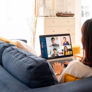 Meetings: Viel hilft viel? Fehlanzeige! Digitale Meetings sind schnell aufgesetzt, und jeder kann von überall aus teilnehmen. Doch der inflationäre Gebrauch raubt Zeit und Kraft. Häufig jagt ein Meeting das nächste, ohne dass Zeit dazwischen bleibt, um den Austausch zu verarbeiten, geschweige denn die aufgetragenen Tätigkeiten zu verrichten. Das ist nicht nur demoralisierend, sondern auch unproduktiv. (Bild:  Nattakorn - stock.adobe.com)