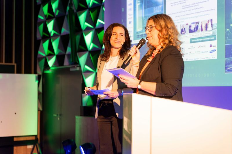 Svenja Mohn und Franziska Magai von der Vogel IT-Akademie begrüßen die anwesenden sowie die virtuellen Gäste. (Bild: Vogel IT-Medien)