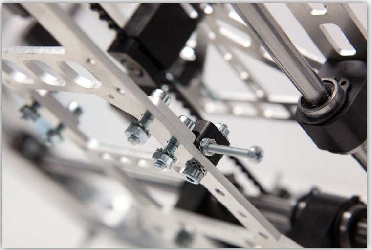 Der 3D-Drucker Velleman K8200 im Aufbau: die X-Riemenscheibenhalterung wird an der linken Seite des Rahmens montiert (Bild: Velleman nv)