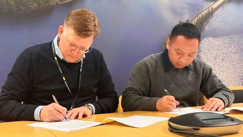 Feierliche Vertragsunterzeichnung in Mikkeli: Dr. Tingjun Yang, CEO von 3 E Network, und Topiantti Äikäs, Leiter der Flächennutzung der Stadt, besiegeln den Pachtvertrag für das Rechenzentrumsareal.(Bild:  Stadt Mikkeli)