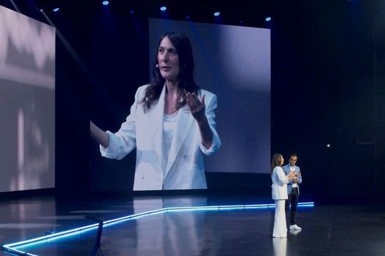 ARD-Wirtschaftsexpertin Anja Kohl (mit Santosh Wadwa) stellt in ihrer Keynote die Frage, warum es Unternehmen trotz der täglichen Warnsignale aus Politik und Wirtschaft extrem schwerfällt, die Dringlichkeit zu erkennen und konsequent technologische Eigenverantwortung zu übernehmen. Die Antwort gibt sie selbst: „Es fehlt der Mut in diesem Land.“(Bild:  Patrick Pollmeier)