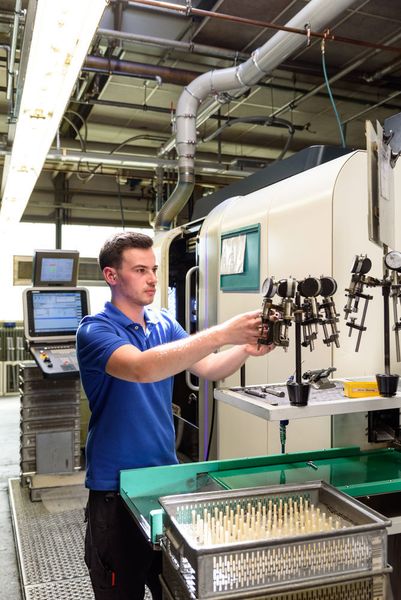 Voll ausgelastet: Die hochwertigen Luftfahrtteile erfordern exakt abgestimmte Prozesse. Eine durchgängige Überwachung ist dabei unerlässlich.  (Leipold Gruppe)