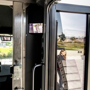 Eine Kamera an der rechten Tür dient dem Paketboten als Ausladehilfe.(Bild:  Mercedes-Benz)