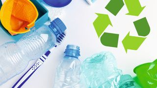 Abb.1: Der Recycling-Kreislauf von Kunststoffen führt nur zu hochwertigen Rezyklaten, wenn die Materialien sortenrein sortiert und richtig verarbeitet wurden. Hierfür ist eine zuverlässige Qualitätskontrolle unerlässlich. (Bild: © NewFabrika - stock.adobe.com)