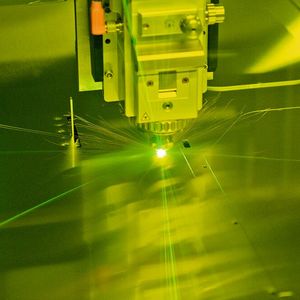 Fokussiert automatisch: Der innovative Schneidkopf des Faserlasers minimiert die Einstichzeiten. (Bild:  LVD Company nv)