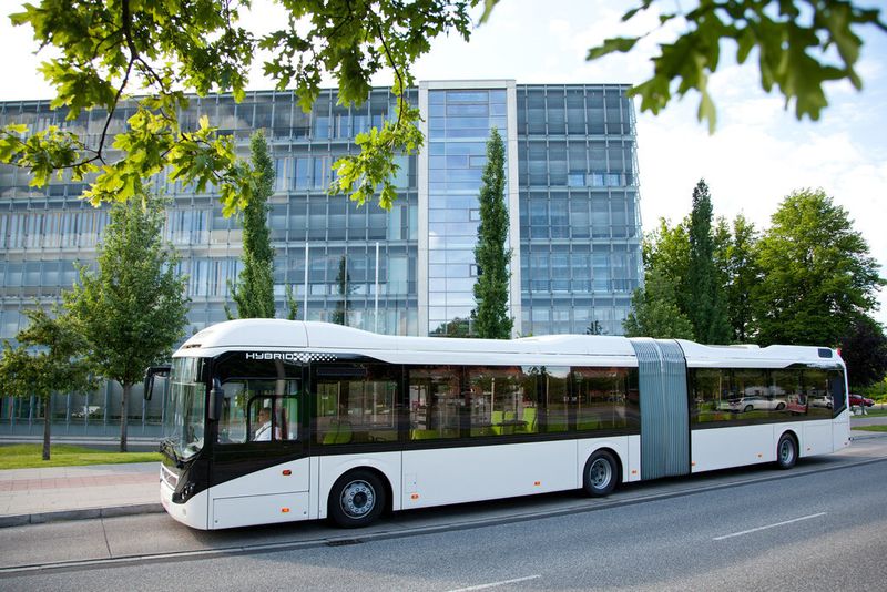 Neben dem 7900 Electric Hybrid ist auch der Hybrid-Gelenkbus Volvo 7900 LAH auf der IAA zu sehen. (Bild: Volvo)