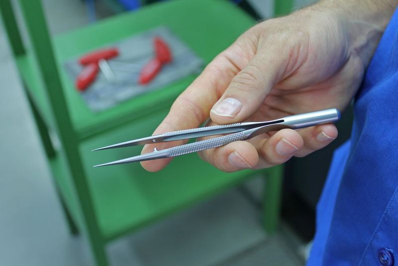 Außer auf die Fertigung von Biopsie- und Fremdkörperzangen für die Chirurgie, hat sich Günter Stoffel Medizintechnik auf auf die Herstellung von Clamps sowie von kompletten Instrumentarien für die Handchirurgie spezialisiert. (W&R / Zikomm)