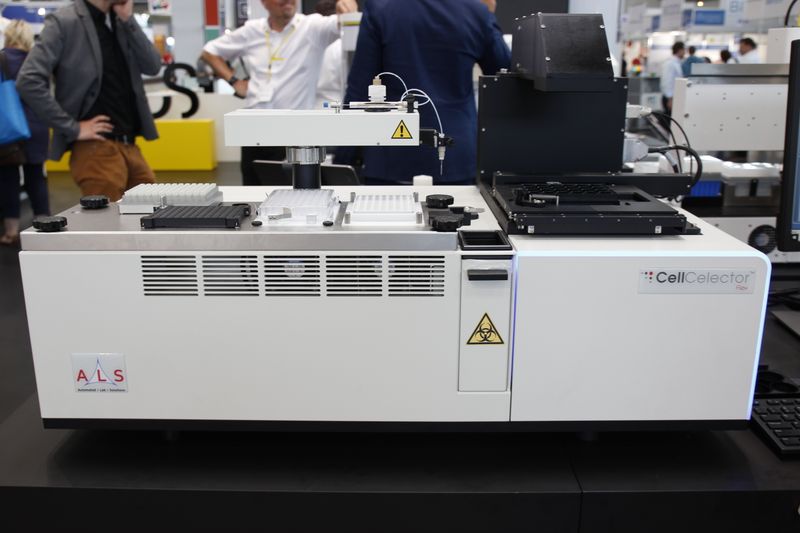 Das vollautomatische Zellbildgebungs- und -entnahmesystem Cellcelector von ALS (seit Januar 2022 Teil von Sartorius) wurde entwickelt, um Einzelzellen, Cluster, Sphäroide und Organoide zu erkennen, auszuwählen und zu isolieren. Ein Anwendungsbereich liegt in der Zelllinienentwicklung, wo mithilfe von Nanowellplatten monoklonale Zellkolonien hergestellt werden können. Die Nanowells sind in ein Raster von 200 µm unterteilt, auf das die Einzelzelllösung aufgegeben wird. Ein Mikroskopiesystem erkennt die Nanowells, in denen genau eine Zelle liegt und nutzt diese für die weitere Kultivierung monoklonaler Zellverbände. (LABORPRAXIS, C. Lüttmann)