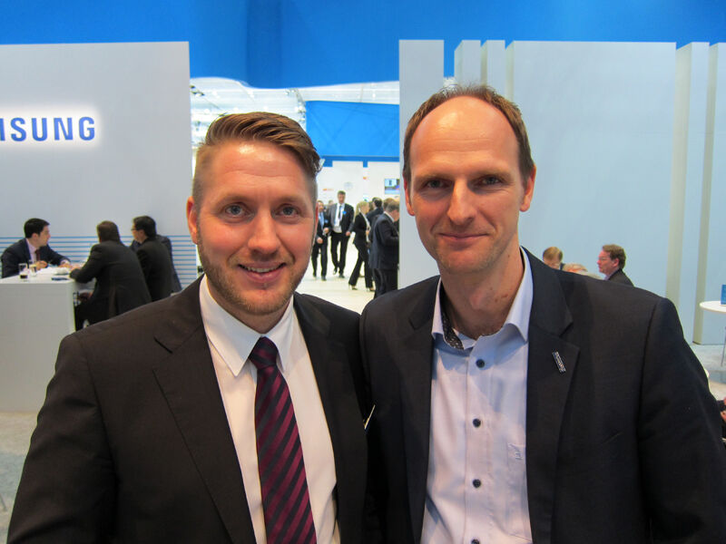 (v. l.) FlorianTernieten, Samsung, mit Marco Eckstein, bluechip Computer (Bild: IT-BUSINESS)