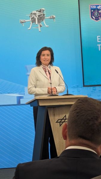 Dorothee Bär, Bundesministerin für Forschung, Technologie und Raumfahrt nennt den Standort einen Leuchtturm für Drohnenforschung. (Bild: Stefanie Eckardt)
