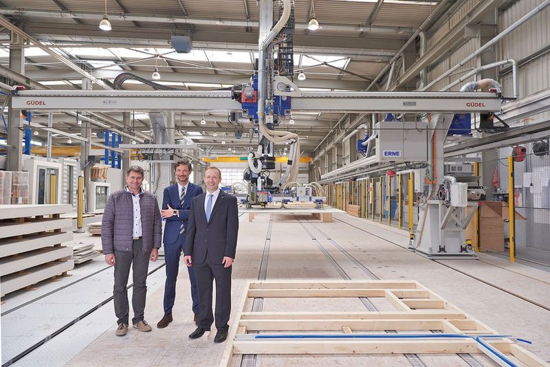 Erfolgreiches Team (von links): Thomas Wehrle, CTO und Mitglied der Geschäftsleitung Erne AG, Rocco Montalenti, General Manager BU Technologies Güdel Langenthal, Christian  Landis, Geschäftsführer Schmalz Schweiz. (katharinawernli / Schmalz)