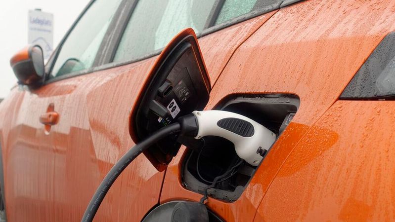 Halter von E-Autos können am THG-Quotenhandel teilhaben, allerdings ändern sich 2023 die Antragsfristen: Wer die Prämie noch für das laufende Jahr haben möchte, muss den Antrag bis zum 15. November gestellt haben. (Bild:  frei lizenziert /  Pixabay)