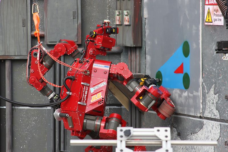 Auf der Darpa Robotics Challange 2013 erreichte das Team der Carnegie Mellon University in Pittsburgh, der Alma Mater von Dr. Fritz Faulhaber, mit seinem Tartan Rescue CHIMP einen 3. Platz. (Bild: McGrath)