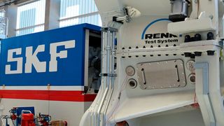 Montage Belastungseinheit DDTR, dem kleineren der beiden Teststände. Er belastet die zu prüfenden Wälzlager mit bis zu 7 MN. (SKF)