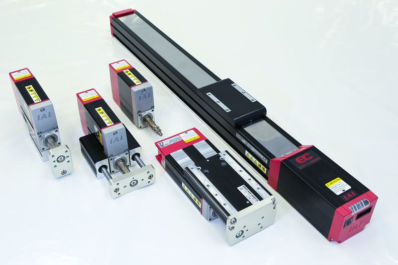  IAI zeigt auf der diesjährigen Motek in Stuttgart neue Aktuatoren. Die sogenannten Elecylinder können über eine integrierte Steuerung programmiert werden, verfügen über einen hochauflösenden batterielosen Absolut-Encoder und können mit einem ebenfalls auf der Messe neu vorgestellten Teaching-Pendant drahtlos kommunizieren. Die Aktuatoren verfügen über hochauflösende batterielose Absolut-Encoder. Dadurch kommen auch bei dieser Produktserie folgende Vorteile zum Tragen: das Entfallen von Referenzfahrten sowie der Einsatz eines Home-Sensors, der ersatzlose Wegfall von Batteriewartungen, das problemlose Wiederanfahren nach einem Not-Aus u.a. Zu sehen in Halle 7, Stand 7305. (IAI/Stefan Ziemba)