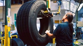 Seit Ende der 1960er-Jahre hat Michelin in seinen Werken in Homburg und Stoke-on-Trent (Großbritannien) etwa 30 Millionen Lkw-Reifen runderneuert. (Bild: Michelin)