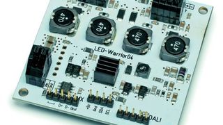 Interferenzen vermeiden: Im LED-Warrior04 von Code Mercenaries wird die PWM-Frequenz mit einem Pseudo-Zufallsgenerator ständig variiert. Die spektrale Verteilung des Flimmerns wird so weit wie möglich gespreizt.  (Bild: Code Mercenaries)