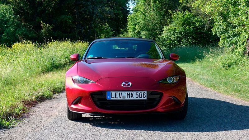 Die vierte Generation des Mazda MX-5 ist fast schon selbst ein Klassiker: Sie wird seit 2015 weitgehend unverändert gebaut.(Bild:  Rosenow – »kfz-betrieb«)