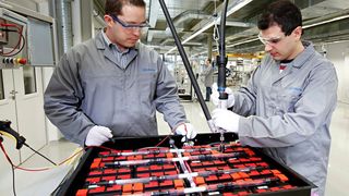 Lithium-Ionen-Akkus für Elektrofahrzeuge: Laut einer Studie von Roland Berger ist der Markt deutlich im Aufwind (Bild: Bosch)