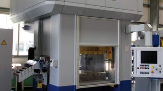 Bild 1: Umgebaute Schnellstanze, deren Hauptantrieb durch einen NC-fähigen, servohydraulischen Linearantrieb ersetzt wurde. (Archiv: Vogel Business Media)